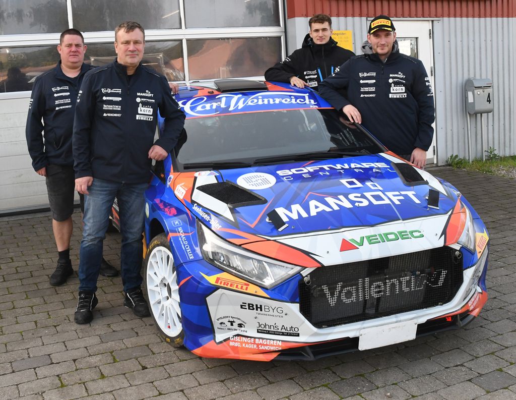 Denne gang er Simon Vallentin til start med sin sædvanlige co-driver Peter Egholm i teamets egen Hyundai i20 N Rally2. Bagest Bo Andersen t.v., og Jacob Egholm t.h.
(Foto: Morten Dam)